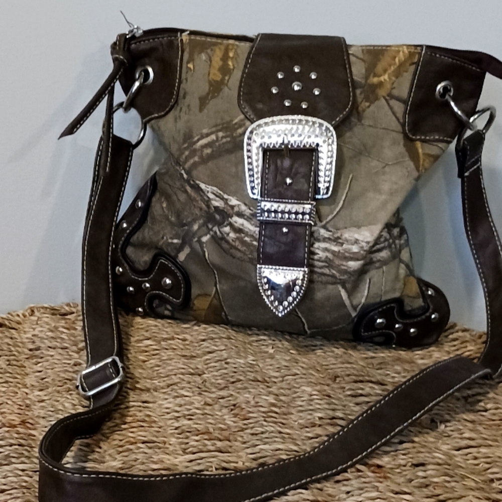 Camo purse w large buckle